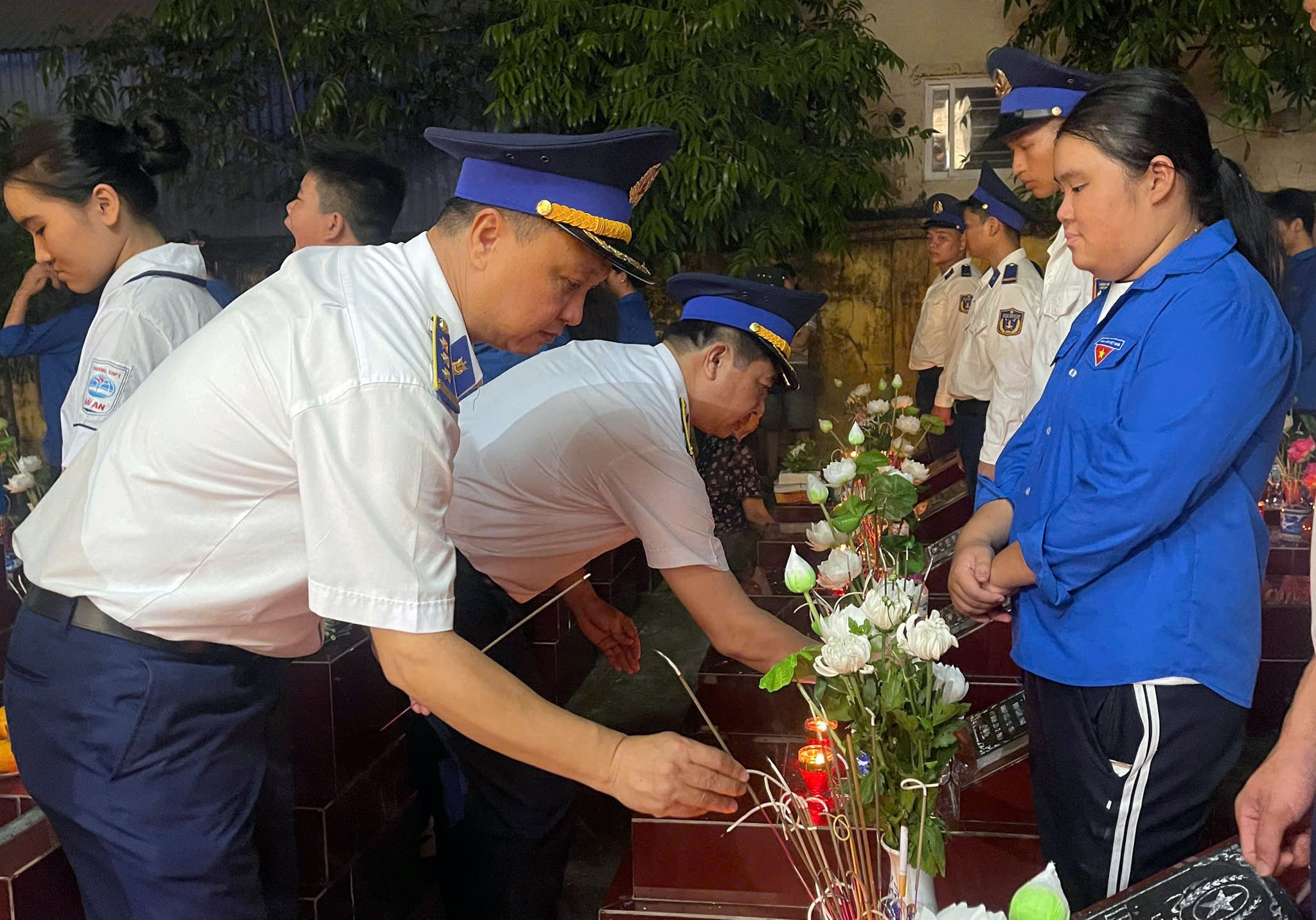 Cán bộ, ĐVTN Hải đoàn 11 thắp hương tưởng niệm tại Nghĩa trang liệt sĩ Nam Hải