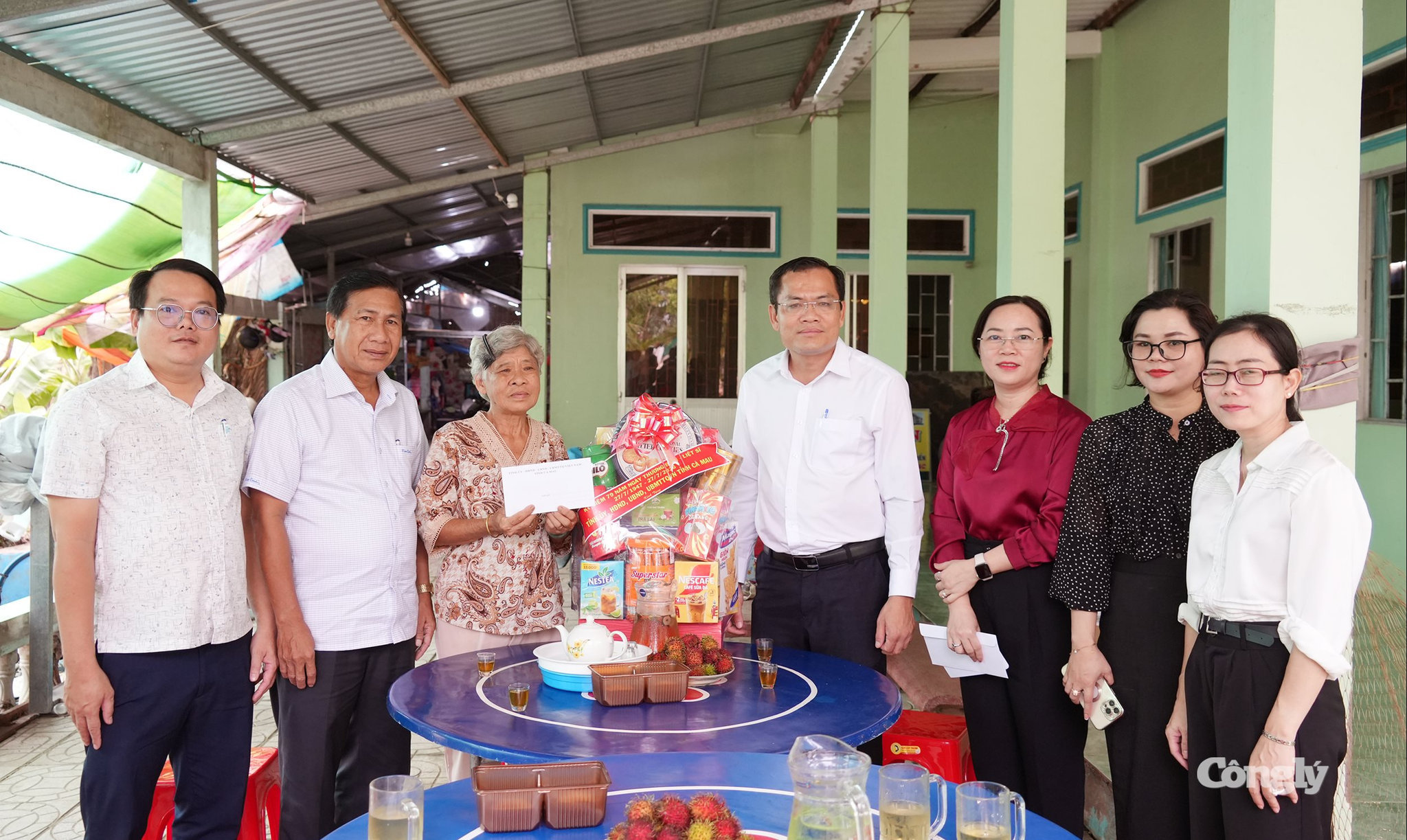 Phó Chủ tịch UBND tỉnh Ngô Vũ Thăng (thứ 4, từ phải) thăm, tặng quà cho thương binh Nguyễn Thị Lệ Tiên (Ảnh: Kiều Ngân)