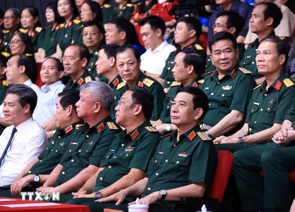 ttxvn-chuong-trinh-chinh-luan-nghe-thuat-to-quoc-ghi-cong-loi-hua-voi-me-8908001.jpg