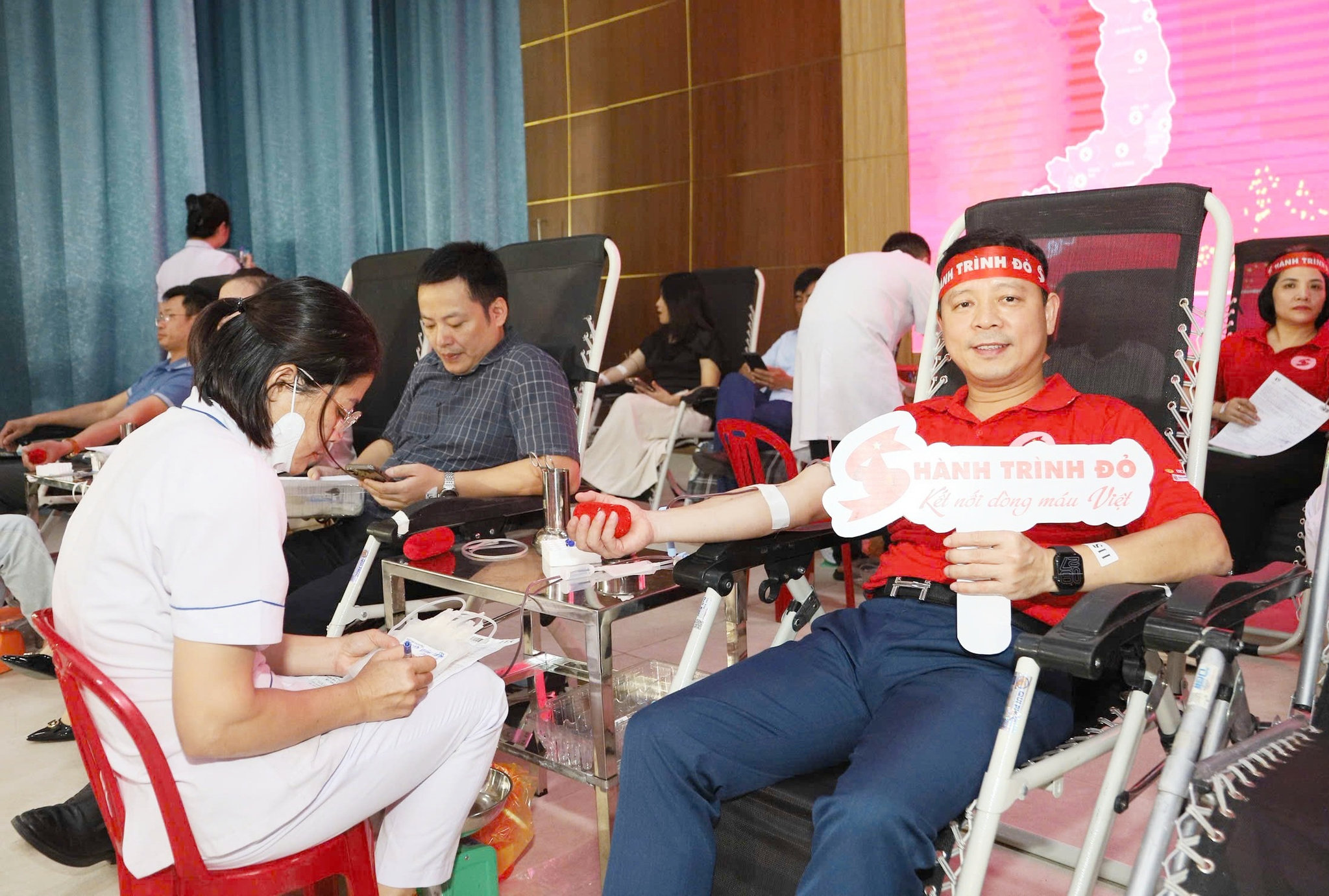 Đồng chí Nguyễn Thành Nhân, Chánh án TAND Khu vực 1 - Hà Tĩnh hiến máu tại chương trình.