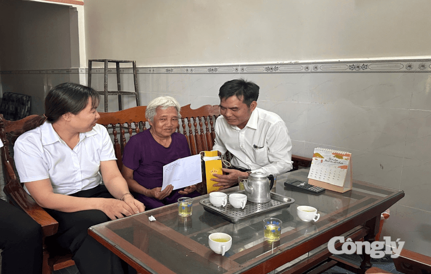Đoàn công tác thăm hỏi và trao quà đến gia đình chính sách trên địa bàn xã Cư Jút.