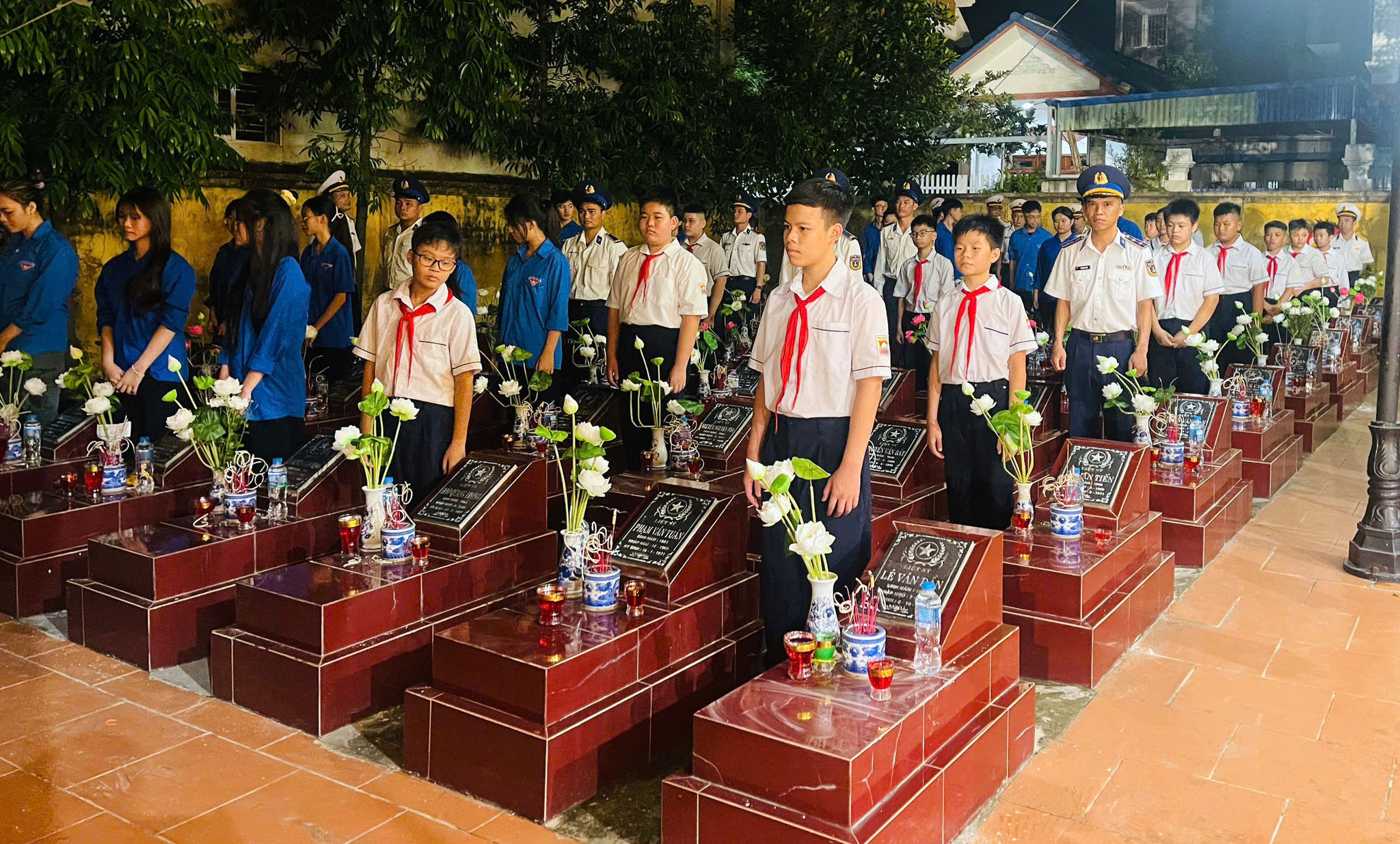 Tuổi trẻ Hải đoàn 11 tham gia khối đứng trong lễ thắp nến tri ân tại Nghĩa trang liệt sĩ Nam Hải