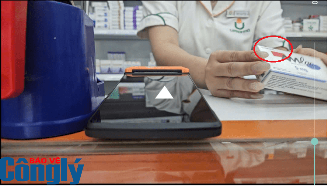 Khảo sát thực tế tại nhà thuốc UPharma số 60 ghi nhận tình trạng nhân viên không những sẵn sàng bán thuốc kê đơn điều trị tăng huyết áp mà còn chủ động tư vấn, phân loại rõ các dòng thuốc nội - ngoại để khách hàng tùy ý lựa chọn mà hoàn toàn không yêu cầu xuất trình đơn thuốc của bác sĩ.