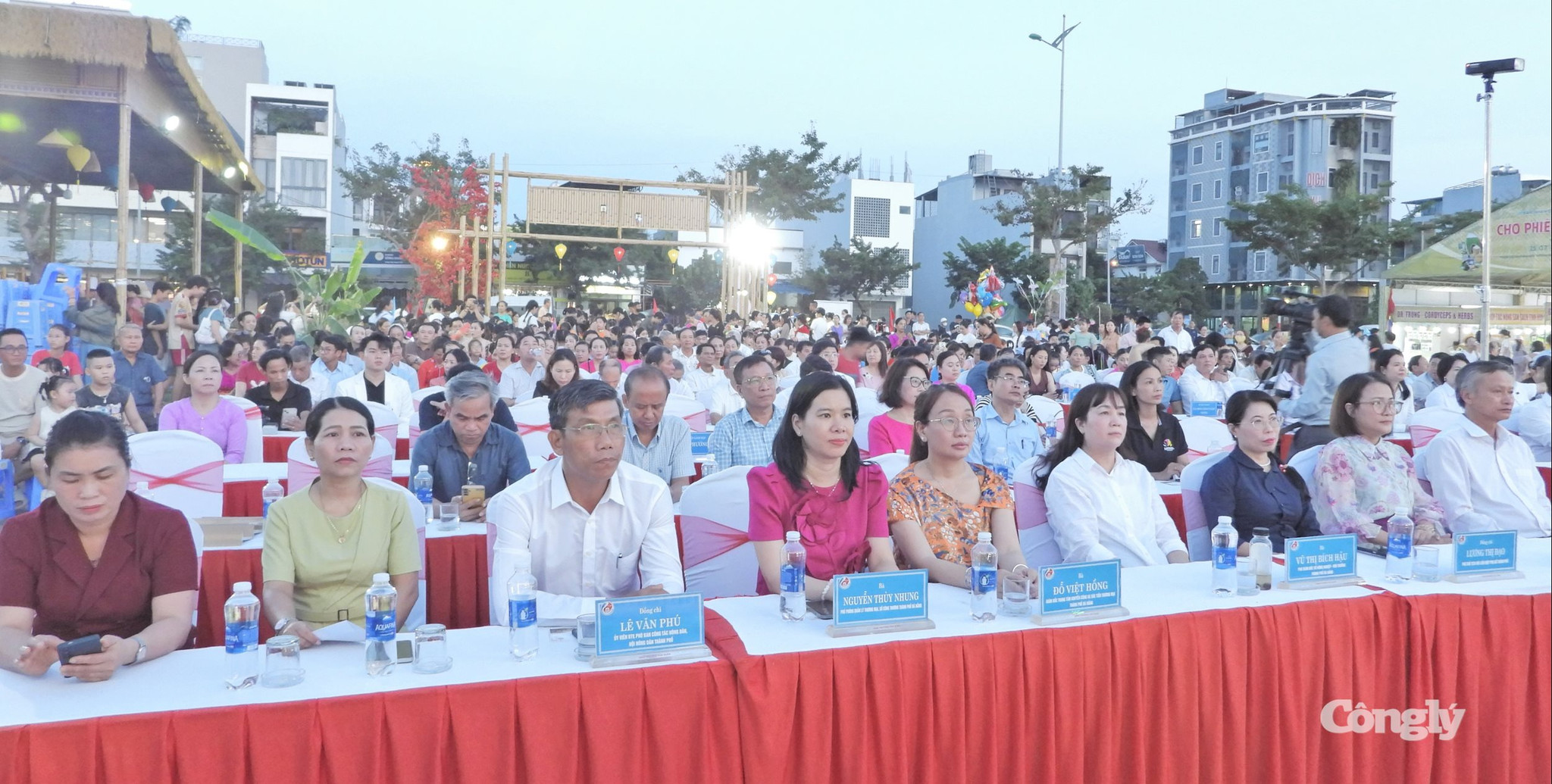 Các đại biểu tham dự chương trình.