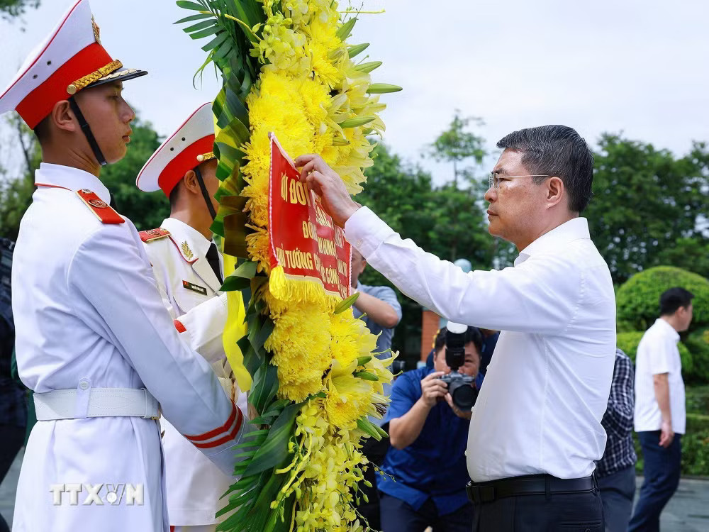 ttxvn-2507-thu-tuong-dang-huong-anh-hung-liet-sy-dien-bien-13.jpg