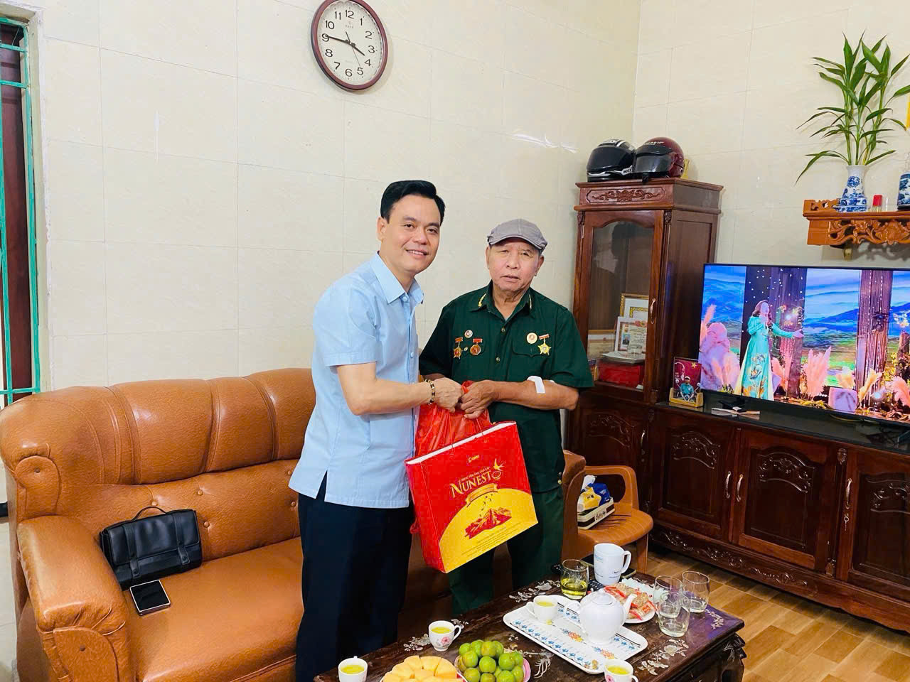 Ảnh 1 trao quà tri ân bác Lê Văn Kim