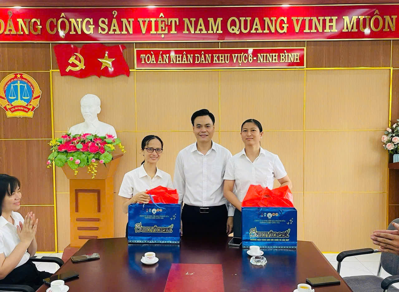 Ảnh 4 tặng quà tại đơn vị