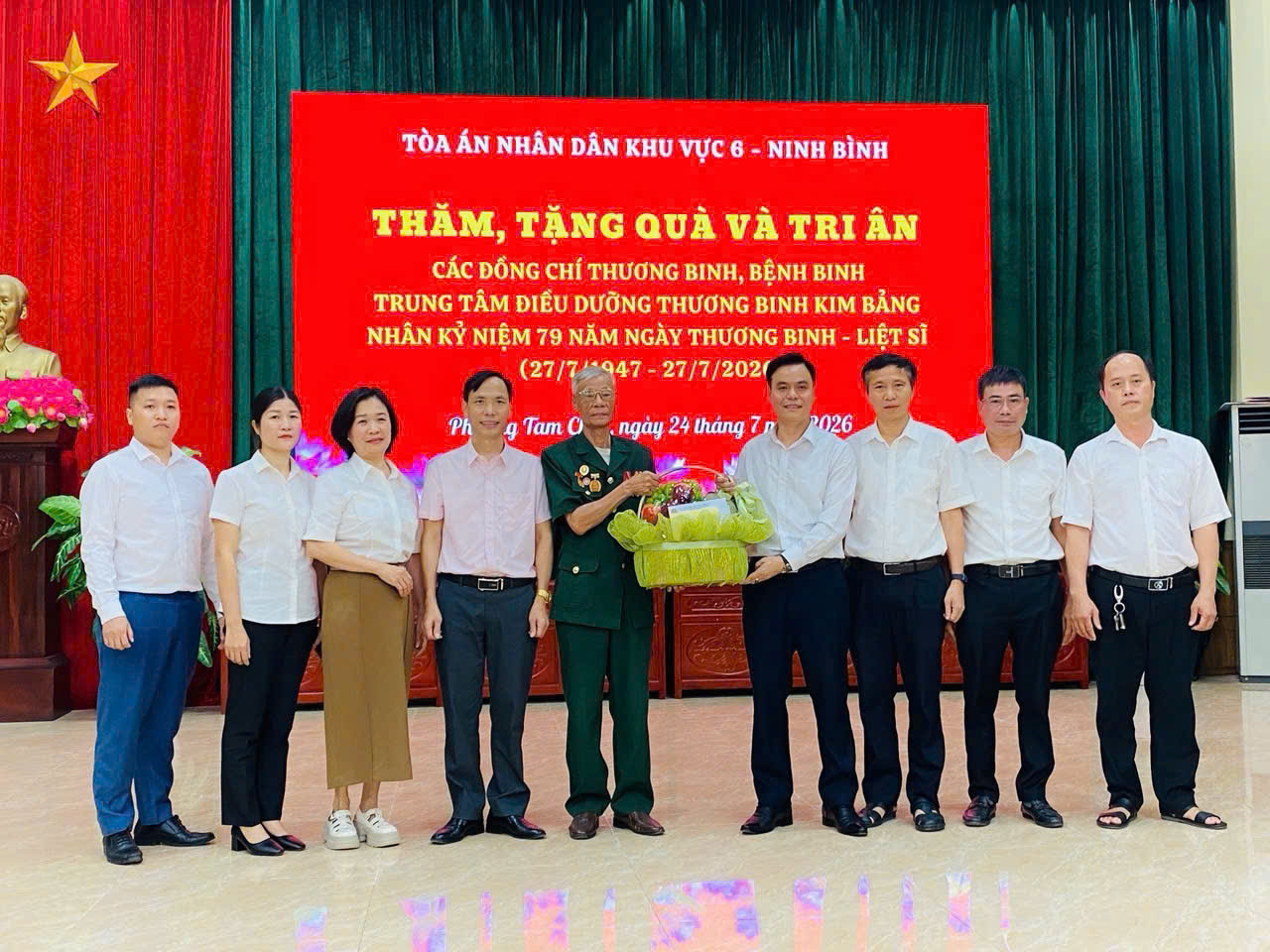 Ảnh 5 trao quà tri ân bác Nguyễn Trường Tâm