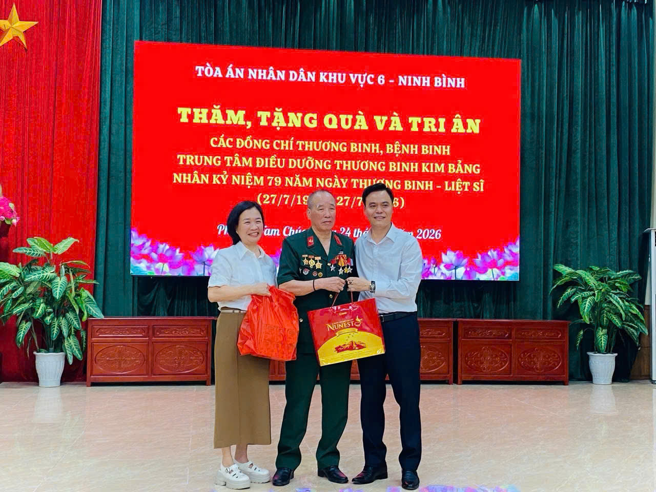 Ảnh 6 tặng quà Trung tâm điều dưỡng Kim Bảng