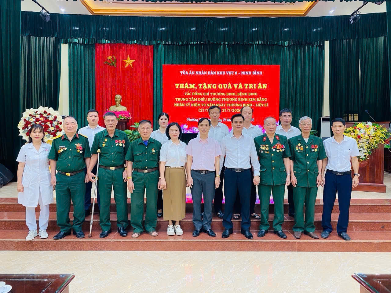 Ảnh 7 Đoàn chụp ảnh lưu niệm cùng Trung tâm điều dưỡng Kim Bảng
