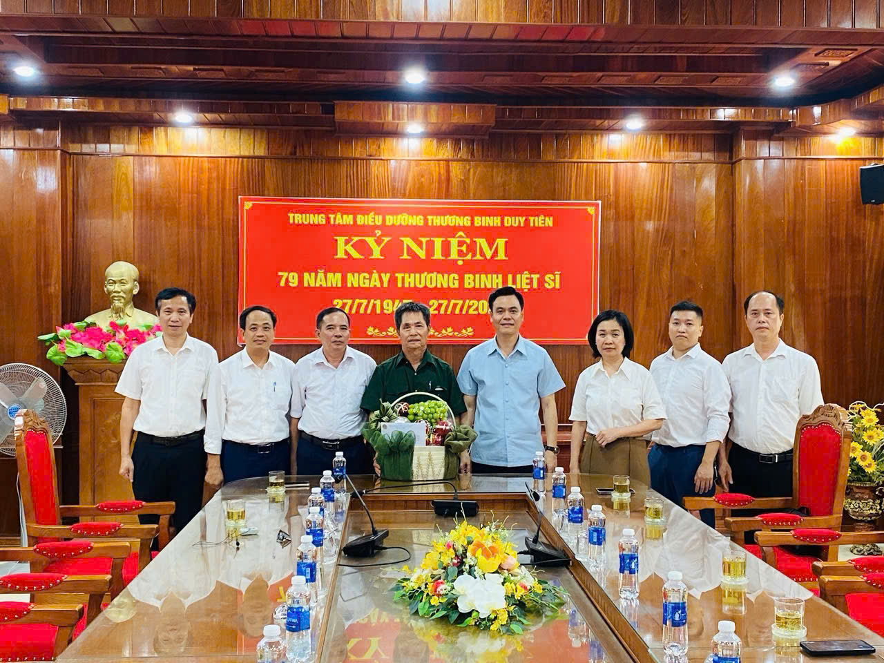 Ảnh 8 tặng quà tại Trung tâm điều dưỡng Duy Tiên