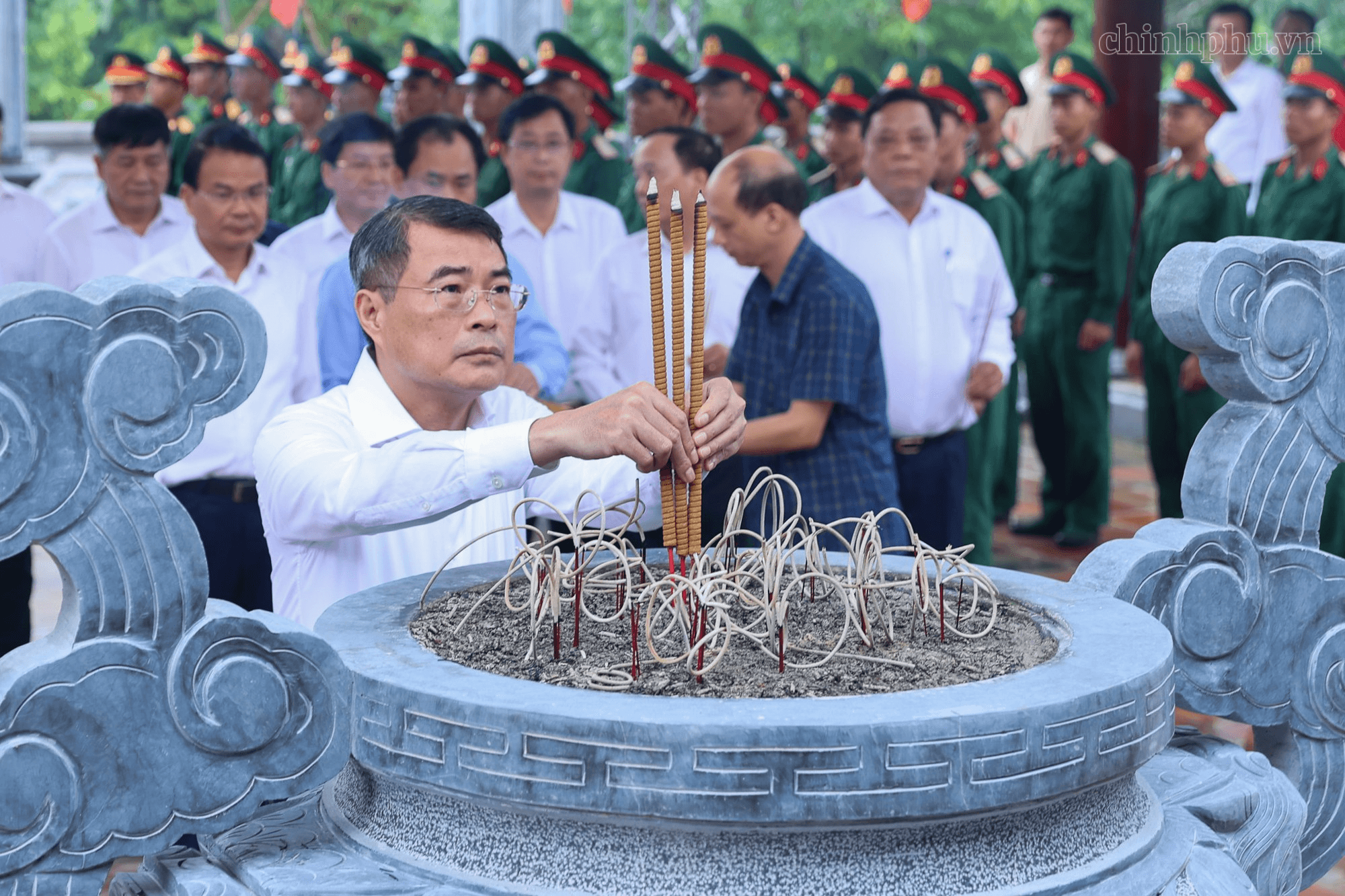 Thủ tướng Lê Minh Hưng tưởng niệm Chủ tịch Hồ Chí Minh, Đại tướng Võ Nguyên Giáp và các Anh hùng liệt sĩ tại Điện Biên Phủ- Ảnh 1.