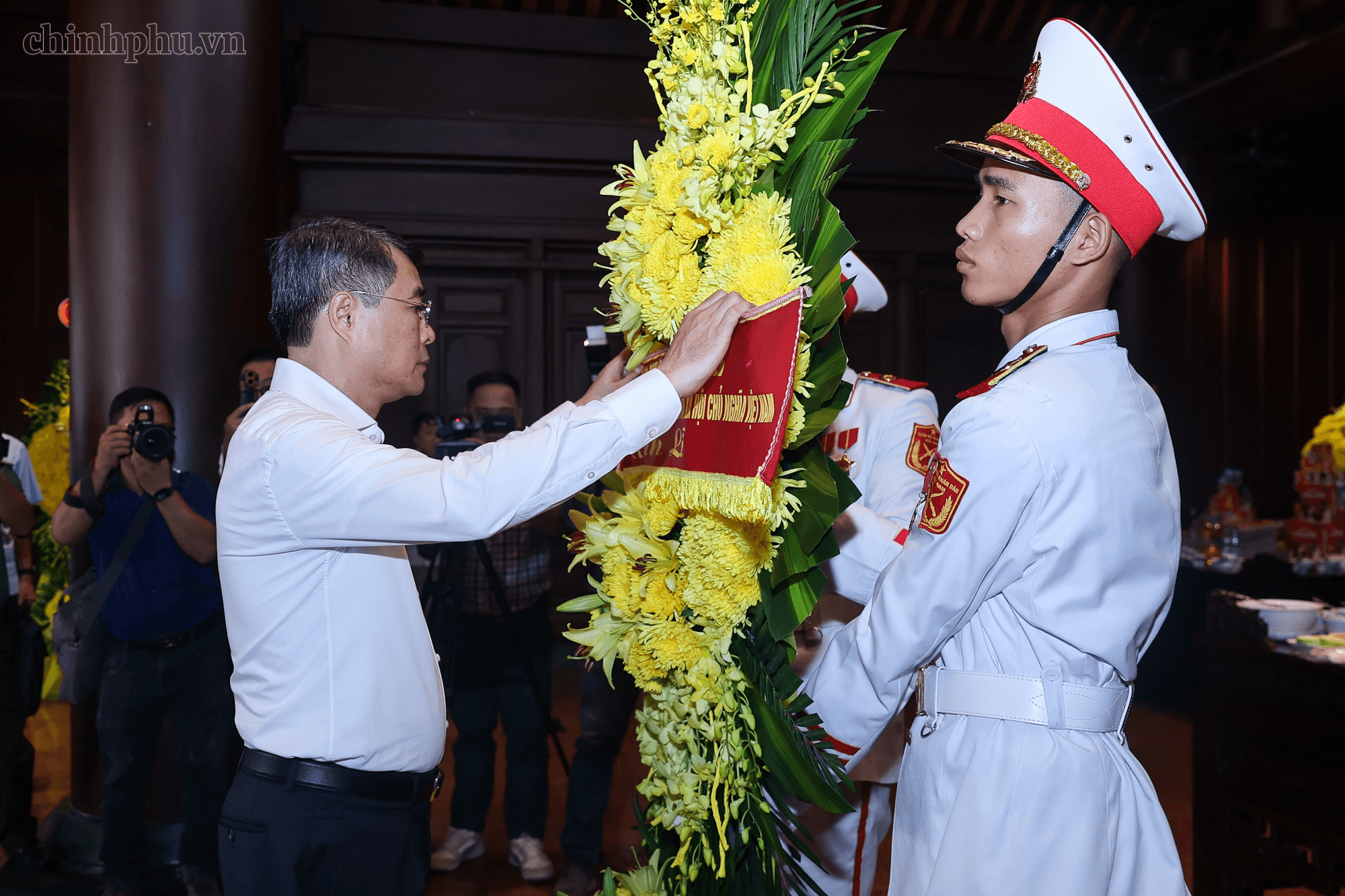 Thủ tướng Lê Minh Hưng tưởng niệm Chủ tịch Hồ Chí Minh, Đại tướng Võ Nguyên Giáp và các Anh hùng liệt sĩ tại Điện Biên Phủ- Ảnh 2.
