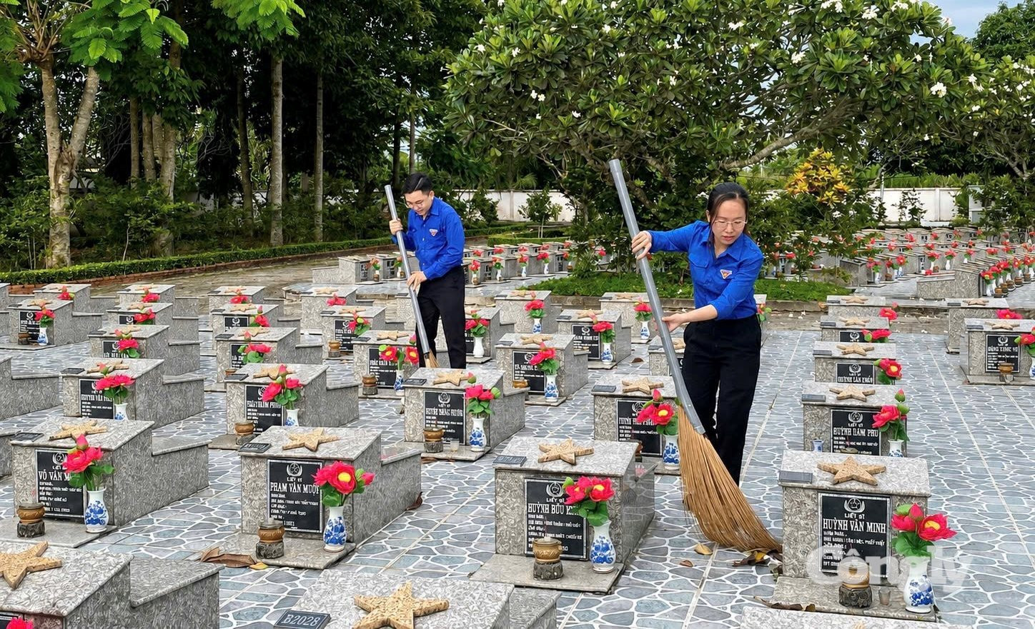 Chi đoàn TAND khu vực 4- Cần Thơ quét dọn vệ sinh trong nghĩa trang liệt sĩ