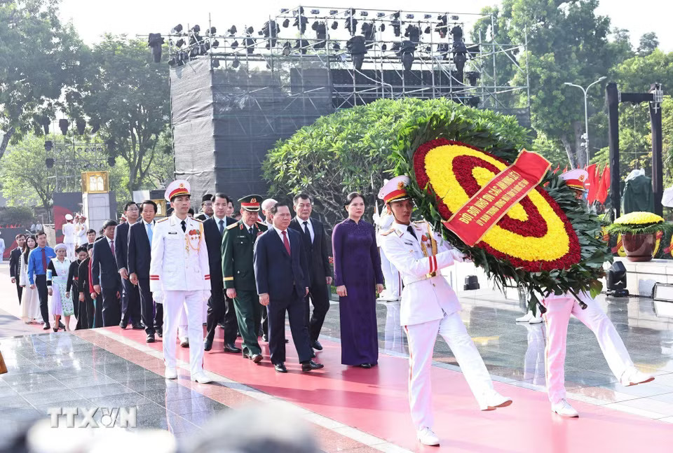 Đoàn đại biểu Ủy ban Trung ương Mặt trận Tổ quốc Việt Nam đặt vòng hoa tại Đài tưởng niệm các Anh hùng liệt sỹ. (Ảnh: Minh Đức/TTXVN)