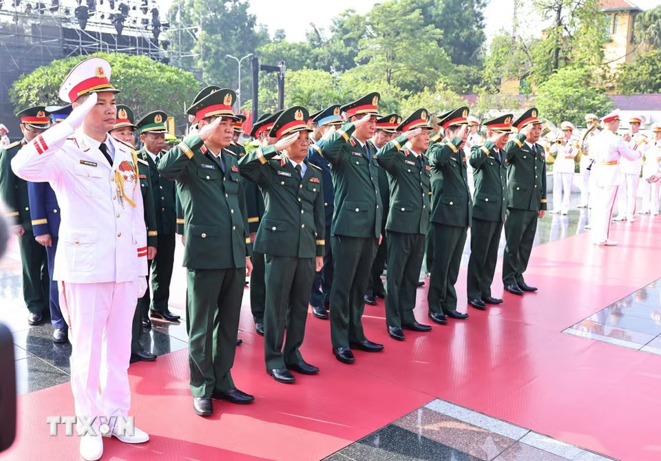 Đoàn đại biểu Quân ủy Trung ương và Bộ Quốc phòng tưởng niệm các Anh hùng liệt sỹ. (Ảnh: Minh Đức/TTXVN)
