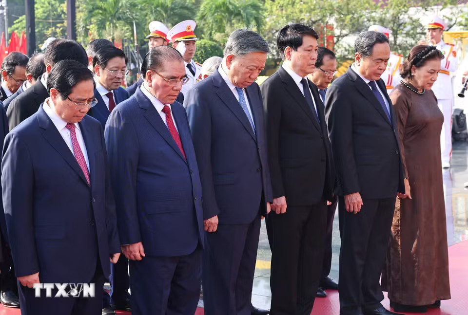 Các đồng chí lãnh đạo, nguyên lãnh đạo Đảng, Nhà nước đặt vòng hoa tại Đài tưởng niệm các Anh hùng liệt sỹ trên đường Bắc Sơn (Ba Đình, Hà Nội). (Ảnh: Minh Đức/TTXVN)