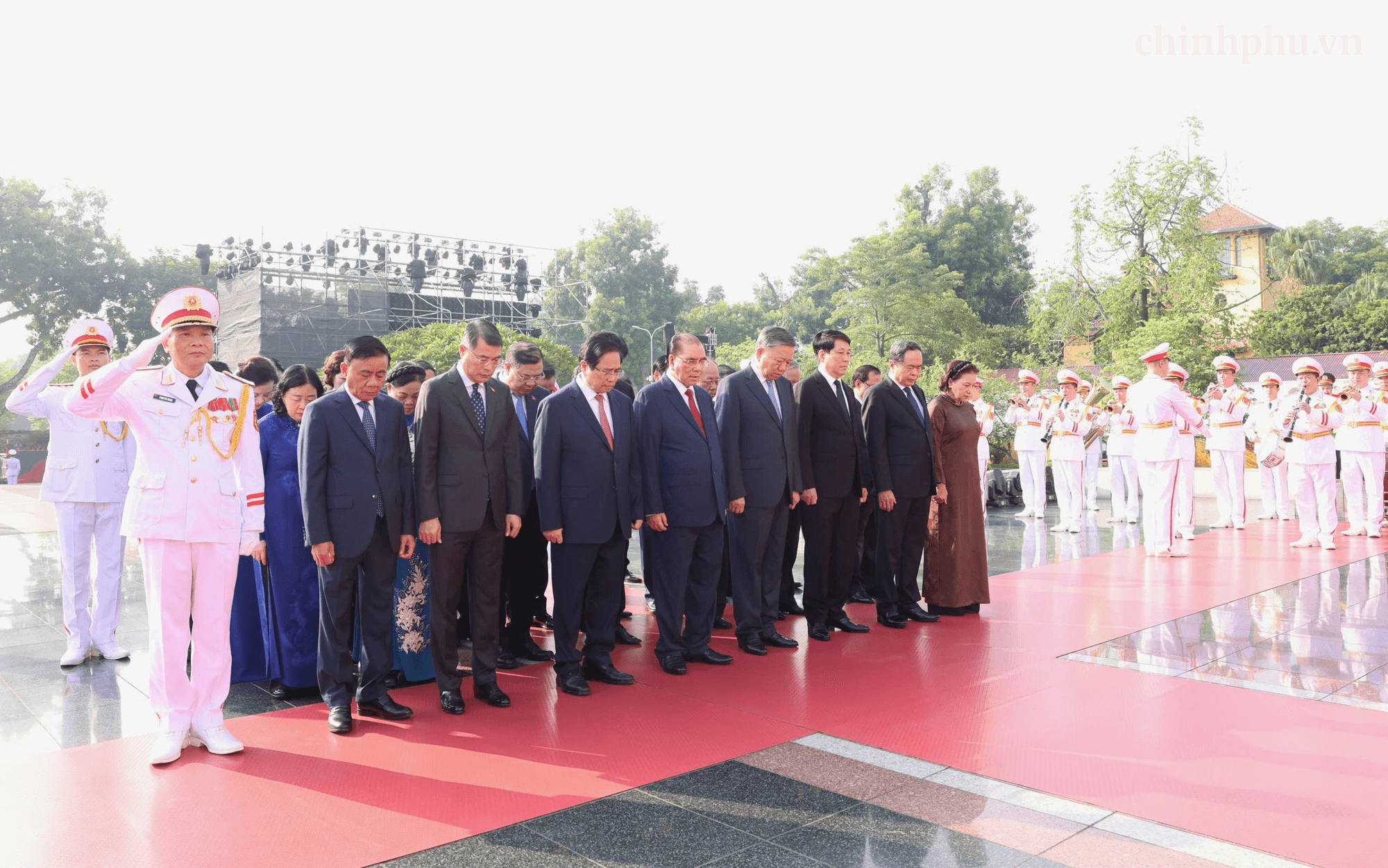 Kỷ niệm 79 năm Ngày Thương binh-Liệt sĩ: Lãnh đạo Đảng, Nhà nước tưởng niệm các Anh hùng liệt sĩ và viếng Chủ tịch Hồ Chí Minh- Ảnh 2.