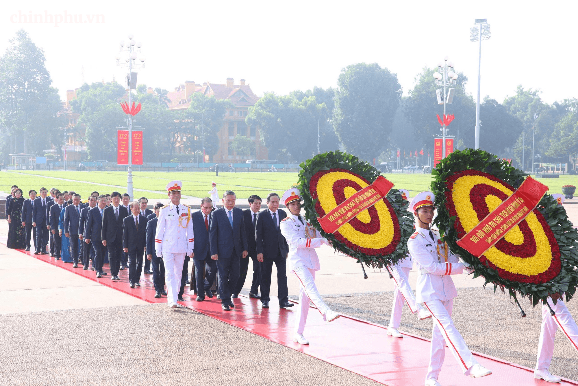 Kỷ niệm 79 năm Ngày Thương binh-Liệt sĩ: Lãnh đạo Đảng, Nhà nước tưởng niệm các Anh hùng liệt sĩ và viếng Chủ tịch Hồ Chí Minh- Ảnh 6.