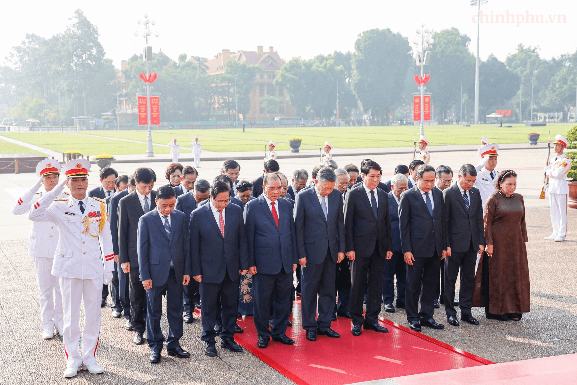 Kỷ niệm 79 năm Ngày Thương binh-Liệt sĩ: Lãnh đạo Đảng, Nhà nước tưởng niệm các Anh hùng liệt sĩ và viếng Chủ tịch Hồ Chí Minh- Ảnh 7.