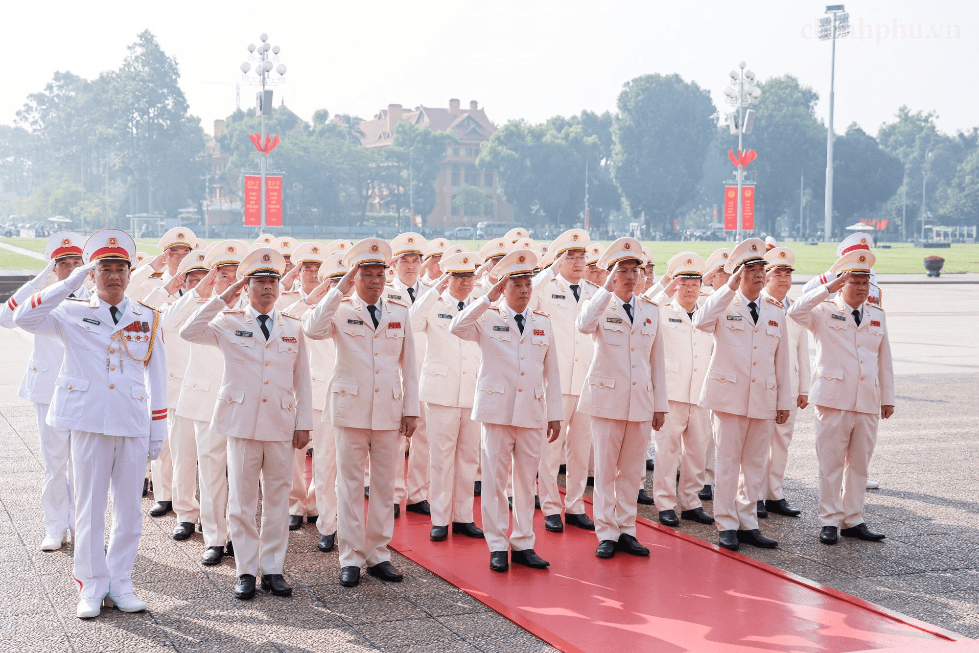 Kỷ niệm 79 năm Ngày Thương binh-Liệt sĩ: Lãnh đạo Đảng, Nhà nước tưởng niệm các Anh hùng liệt sĩ và viếng Chủ tịch Hồ Chí Minh- Ảnh 9.