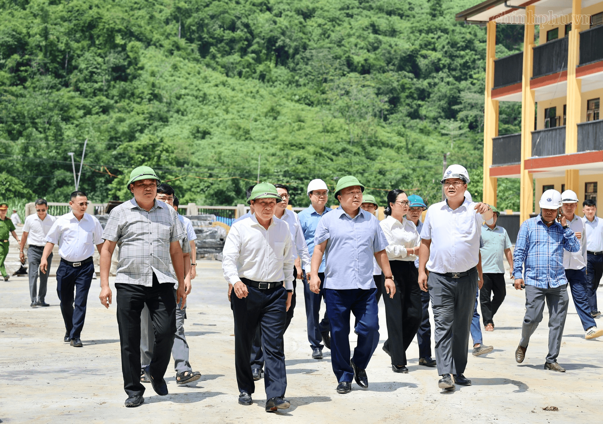 Phó Thủ tướng Lê Tiến Châu kiểm tra tiến độ xây trường phổ thông nội trú liên cấp tại Tuyên Quang- Ảnh 1.