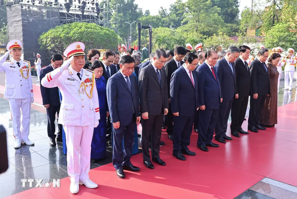 Các đồng chí lãnh đạo, nguyên lãnh đạo Đảng, Nhà nước đặt vòng hoa tại Đài tưởng niệm các Anh hùng liệt sỹ trên đường Bắc Sơn (Ba Đình, Hà Nội). (Ảnh: Minh Đức/TTXVN)