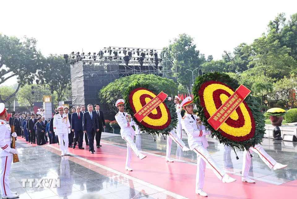 Đoàn Lãnh đạo Đảng, Nhà nước đặt vòng hoa tại Đài tưởng niệm các Anh hùng liệt sỹ trên đường Bắc Sơn (Ba Đình, Hà Nội). (Ảnh: Minh Đức/TTXVN)