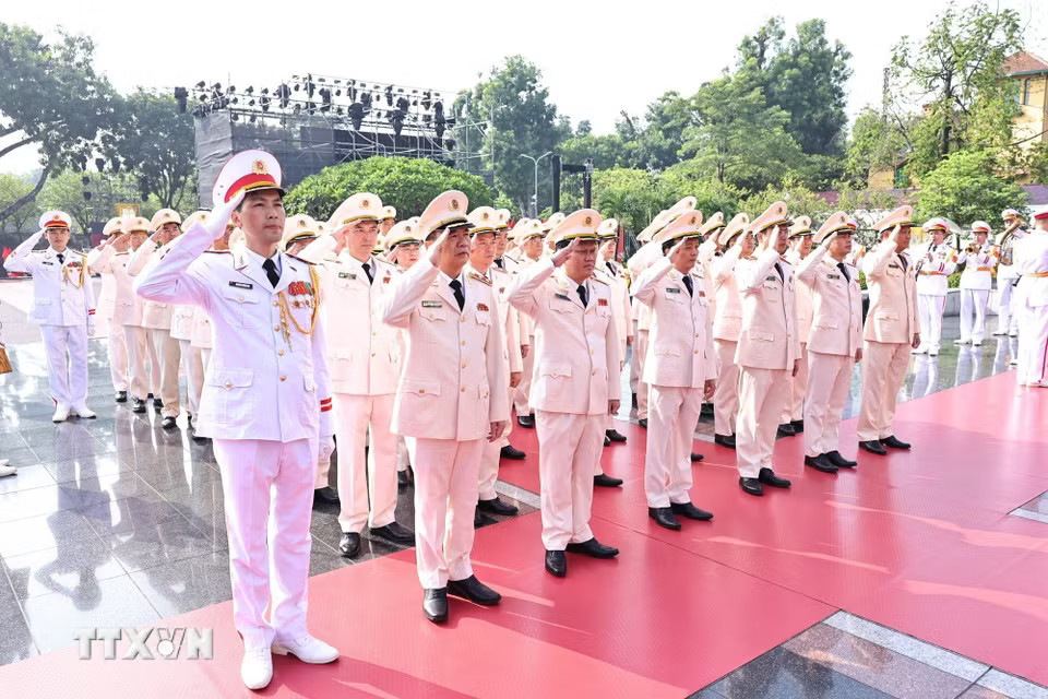Đoàn đại biểu Đảng ủy Công an Trung ương và Bộ Công an đặt vòng hoa tại Đài tưởng niệm các Anh hùng liệt sỹ. (Ảnh: Minh Đức/TTXVN)