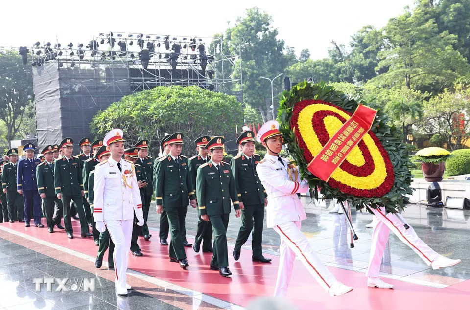 Đoàn đại biểu Quân ủy Trung ương và Bộ Quốc phòng đặt vòng hoa tưởng niệm các Anh hùng liệt sỹ. (Ảnh: Minh Đức/TTXVN)