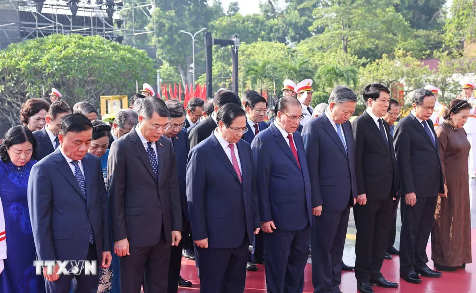 Các đồng chí lãnh đạo, nguyên lãnh đạo Đảng, Nhà nước đặt vòng hoa tại Đài tưởng niệm các Anh hùng liệt sỹ trên đường Bắc Sơn (Ba Đình, Hà Nội). (Ảnh: Minh Đức/TTXVN)