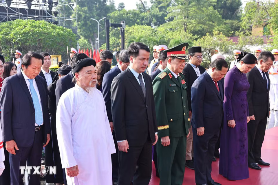Đoàn đại biểu Ủy ban Trung ương Mặt trận Tổ quốc Việt Nam đặt vòng hoa tại Đài tưởng niệm các Anh hùng liệt sỹ. (Ảnh: Minh Đức/TTXVN)