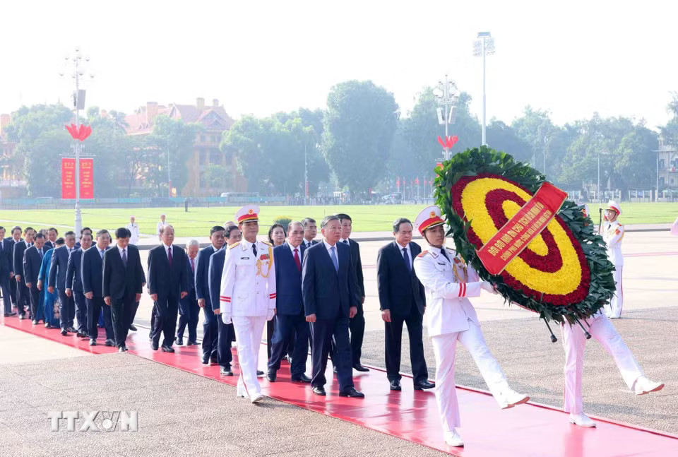Đoàn đại biểu Ban Chấp hành Trung ương Đảng, Chủ tịch nước, Quốc hội, Chính phủ đến đặt vòng hoa và vào Lăng viếng Chủ tịch Hồ Chí Minh. (Ảnh: Phạm Kiên/TTXVN)