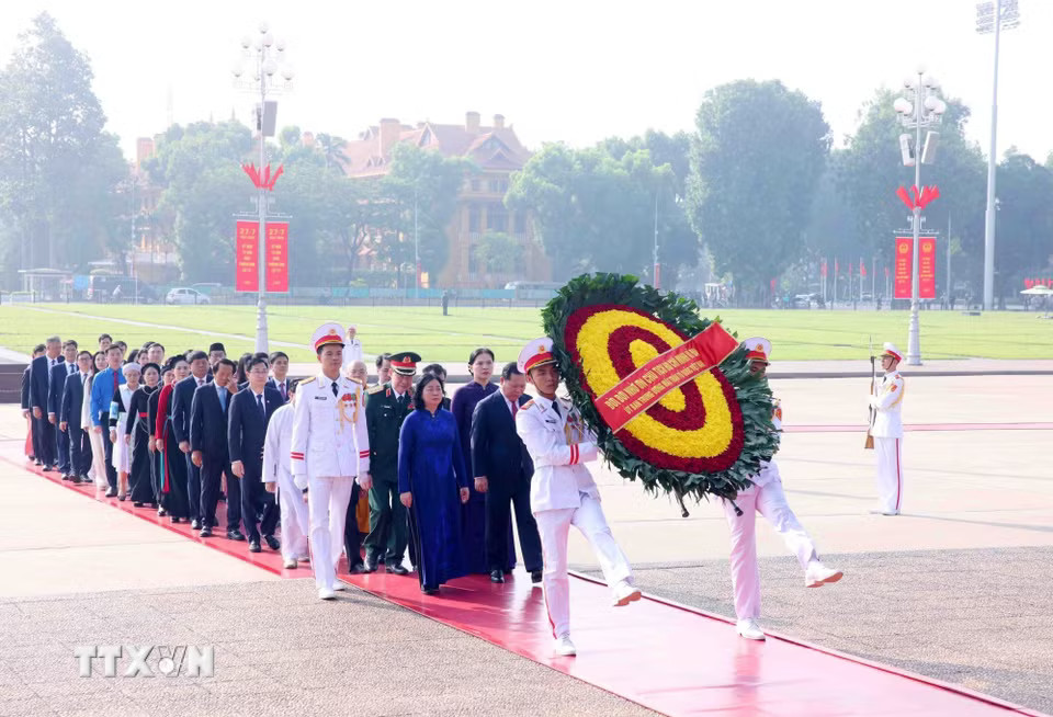 Đoàn đại biểu Ủy ban Trung ương Mặt trận Tổ quốc Việt Nam đến đặt vòng hoa và vào Lăng viếng Chủ tịch Hồ Chí Minh. (Ảnh: Phạm Kiên/TTXVN)