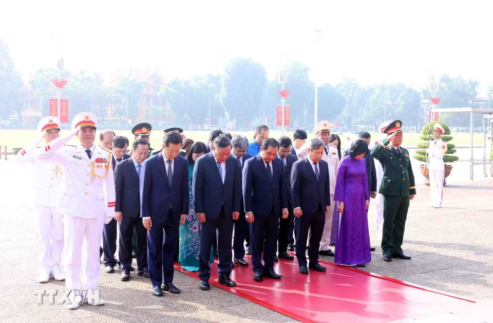 Đoàn đại biểu Thành ủy, Hội đồng Nhân dân, Ủy ban Nhân dân, Mặt trận Tổ quốc Việt Nam thành phố Hà Nội đến đặt vòng hoa và vào Lăng viếng Chủ tịch Hồ Chí Minh. (Ảnh: Phạm Kiên/TTXVN)