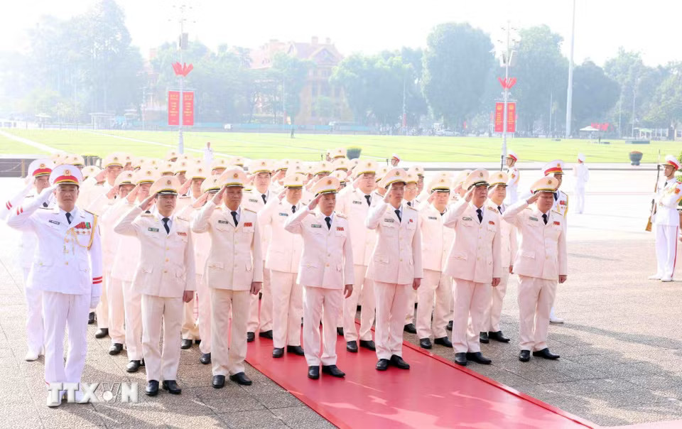 Đoàn đại biểu Đảng ủy Công an Trung ương-Bộ Công an đến đặt vòng hoa và vào Lăng viếng Chủ tịch Hồ Chí Minh. (Ảnh: Phạm Kiên/TTXVN)