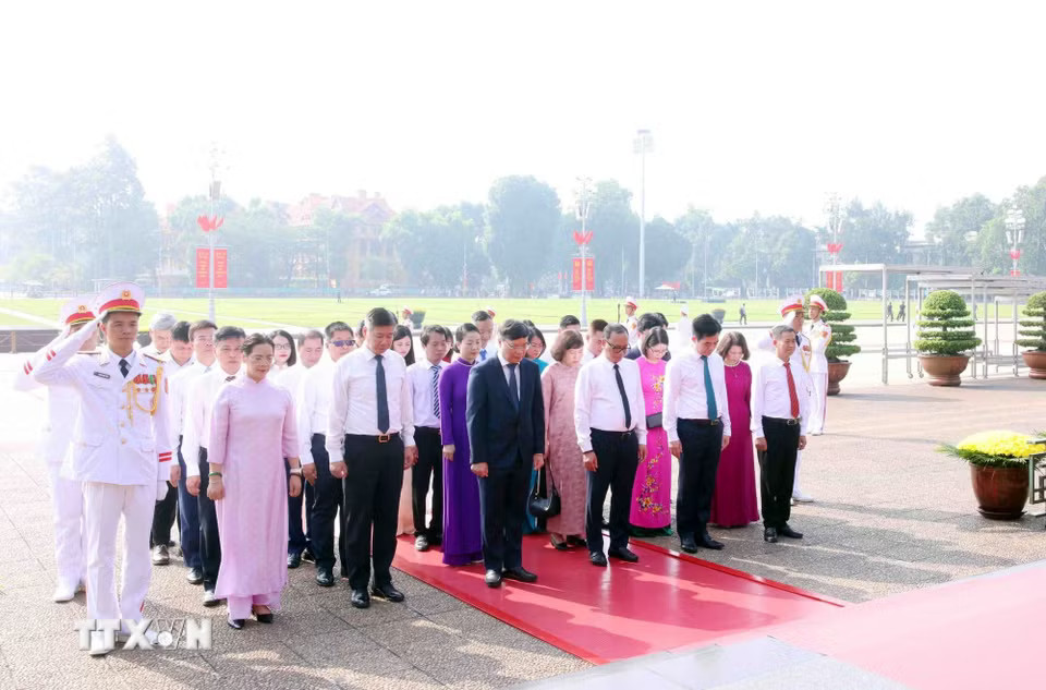 Đoàn đại biểu Bộ Nội vụ đến đặt vòng hoa và vào Lăng viếng Chủ tịch Hồ Chí Minh. (Ảnh: Phạm Kiên/TTXVN)