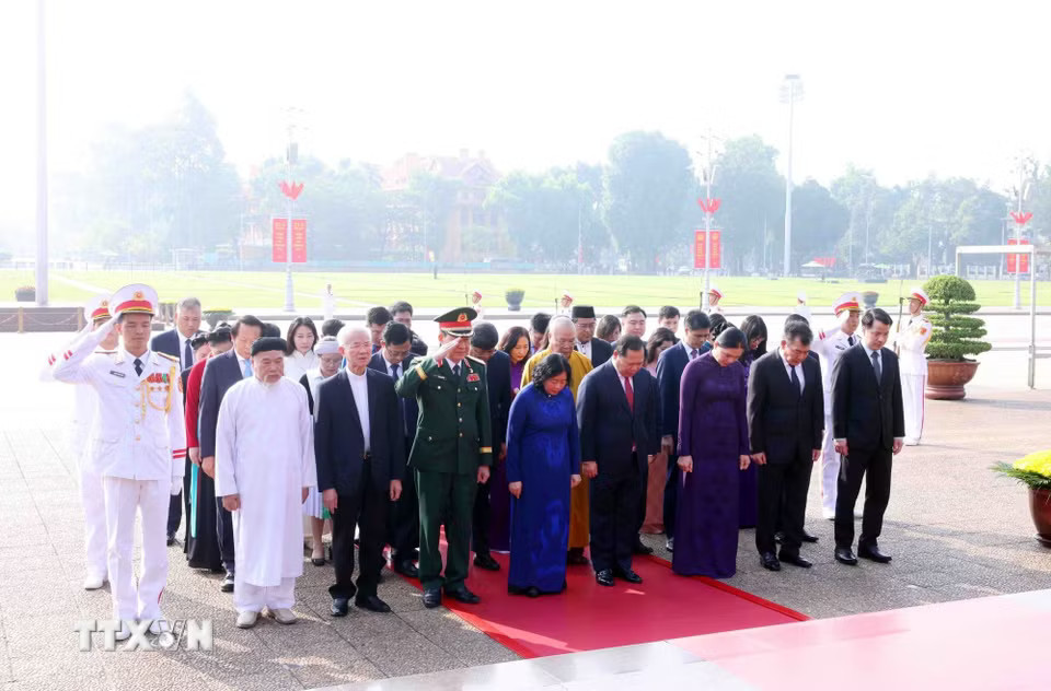 Đoàn đại biểu Ủy ban Trung ương Mặt trận Tổ quốc Việt Nam đến đặt vòng hoa và vào Lăng viếng Chủ tịch Hồ Chí Minh. (Ảnh: Phạm Kiên/TTXVN)