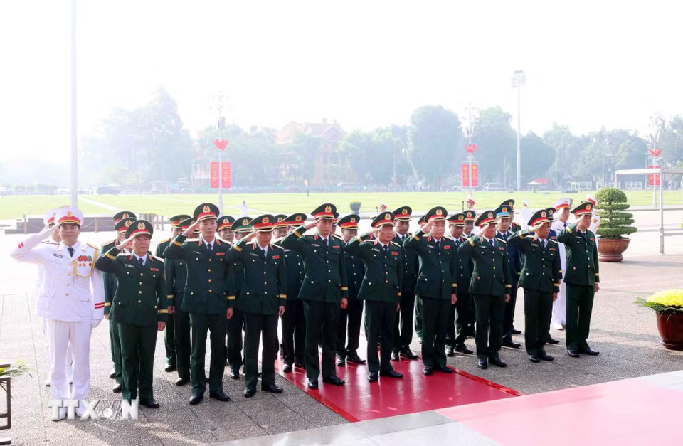 Đoàn đại biểu Quân ủy Trung ương-Bộ Quốc phòng đến đặt vòng hoa và vào Lăng viếng Chủ tịch Hồ Chí Minh. (Ảnh: Phạm Kiên/TTXVN)