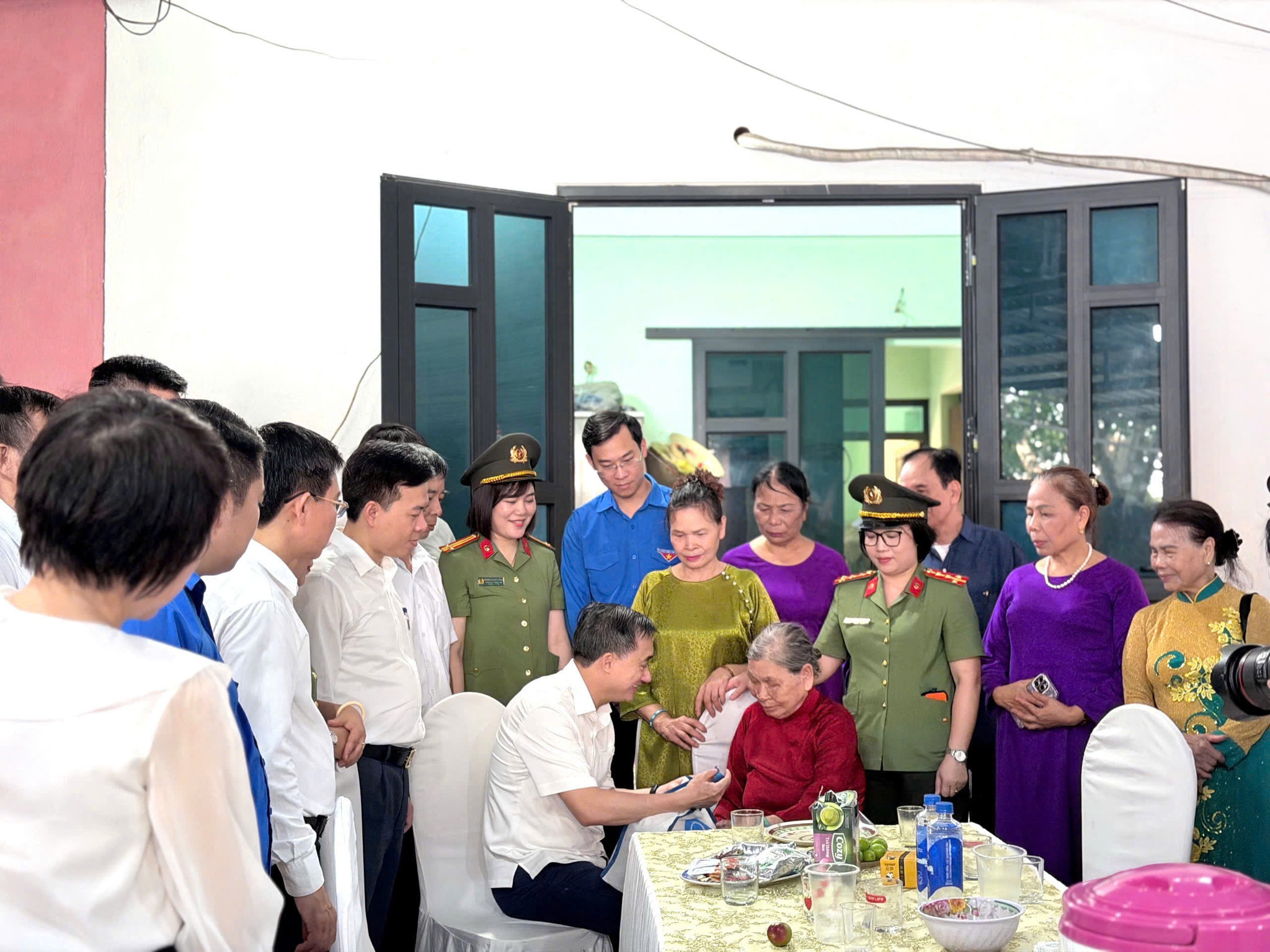 Thứ trưởng Bộ Y tế thăm hỏi bà con khi đến thăm khám sức khỏe