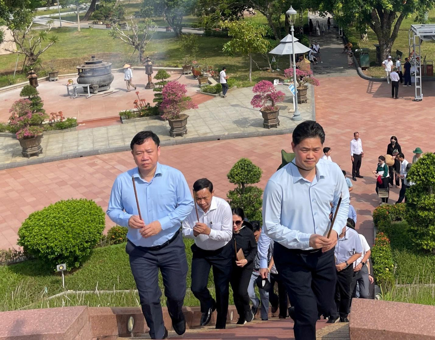 tri ân dâng hương