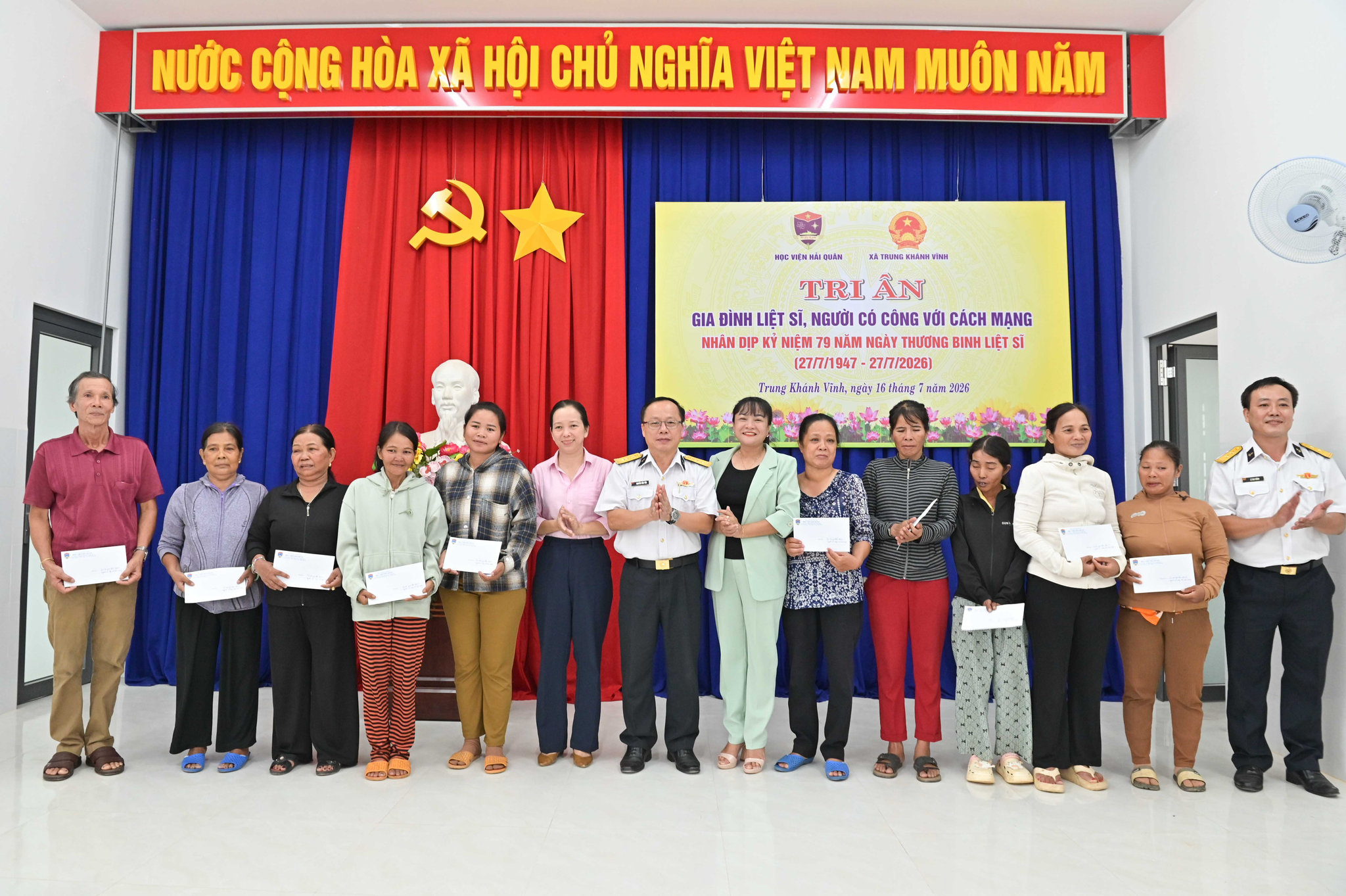 5. Đoàn công tác Học viện trao, tặng quà đối tượng chính sách tại xã Trung Khánh Vĩnh, tỉnh Khánh Hòa.