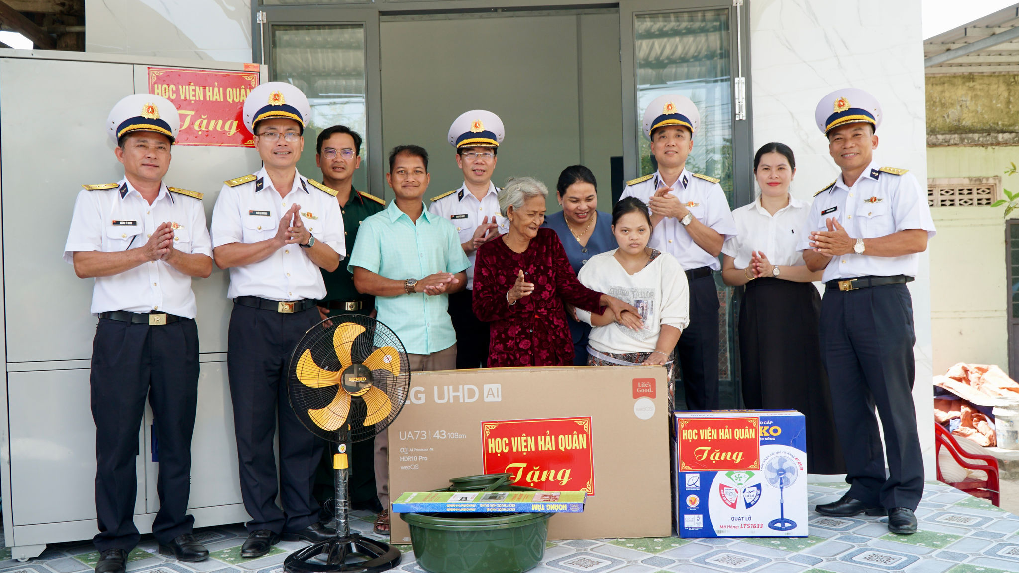 7. Đại tá Nguyễn Đình Giảng, Phó Giám đốc Học viện tặng quà và chia sẻ niềm vui cùng gia đình chị Chị Pinăng Thị Ủy, tại thôn Trà Co 2, xã Bác Ái.