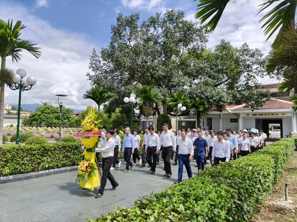 Đoàn công tác TANDTC và TAND tỉnh Điện Biên tri ân các Anh hùng liệt sĩ tại Điện Biên.
