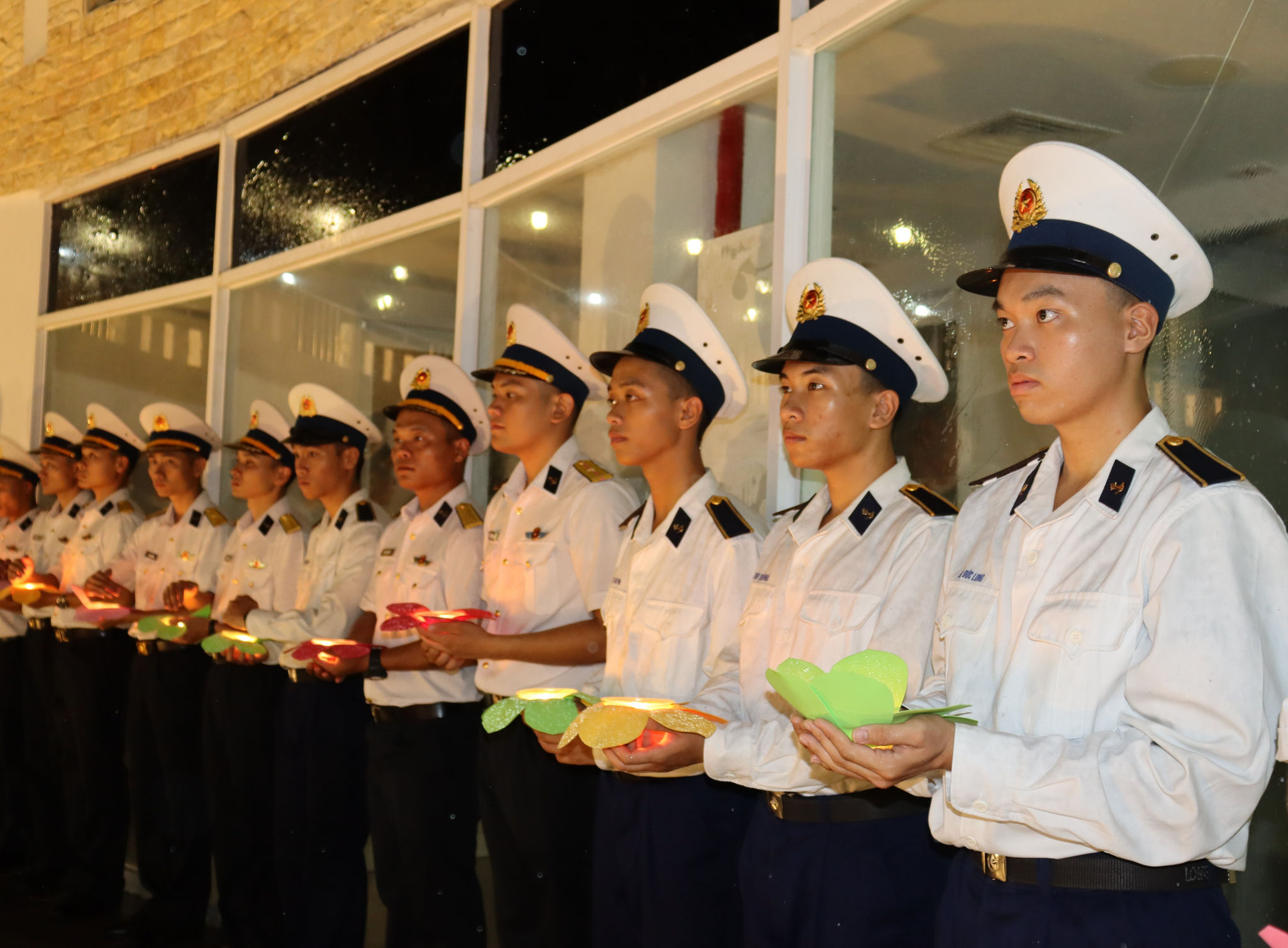 9. Tuổi trẻ Học viện Hải quân chuẩn bị thành kính dâng hoa và nến tri ân.