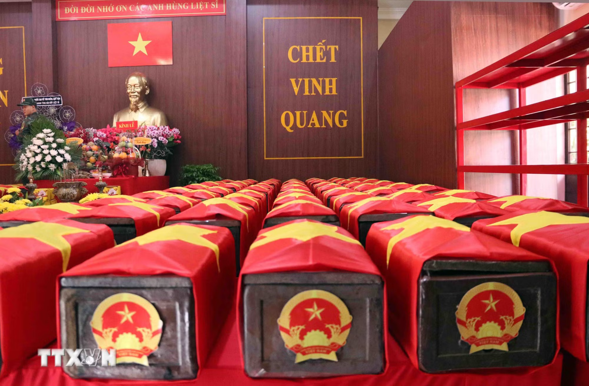 ttxvn-chien-dich-500-ngay-dem-da-quy-tap-100-hai-cot-liet-si-tai-cong-vien-le-thi-rieng-8896722.jpg
