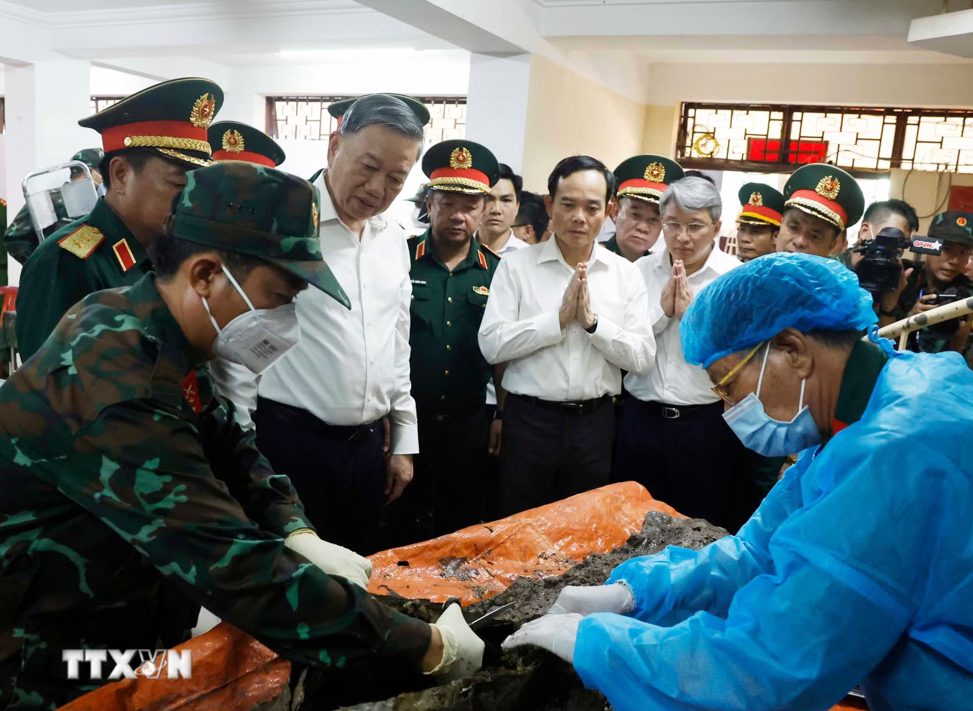 ttxvn-tong-bi-thu-chu-tich-nuoc-dang-huong-tuong-niem-cac-anh-hung-liet-si-tai-cong-vien-le-thi-rieng-8894649.jpg
