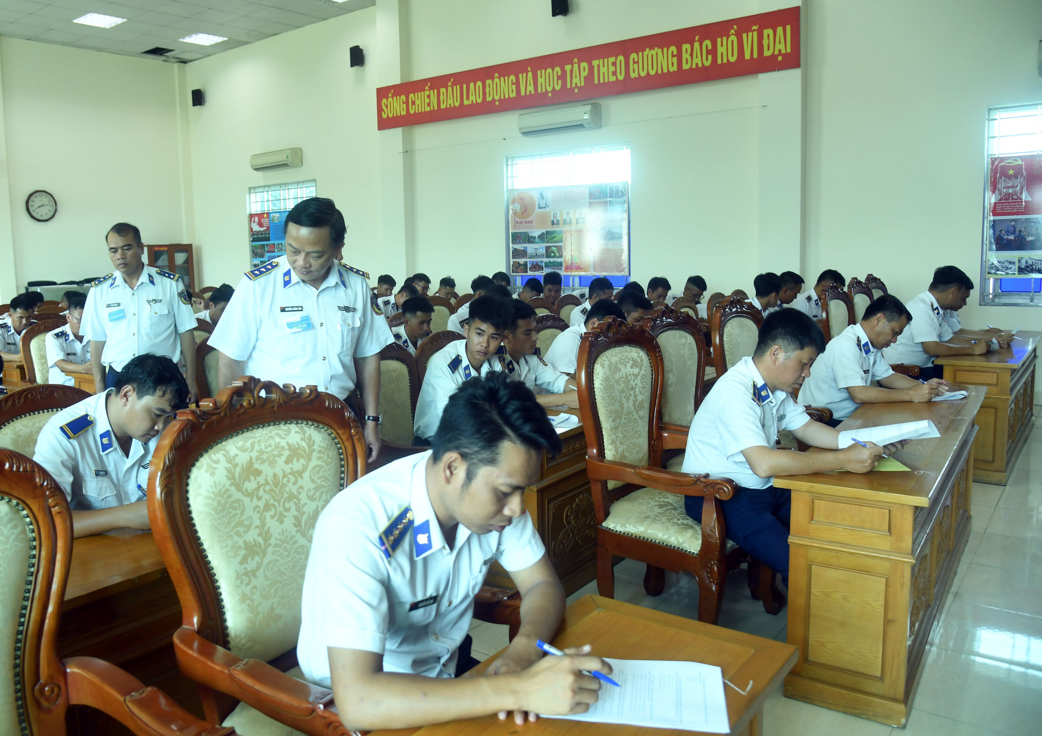 Các thí sinh thi lý thuyết các chuyên ngành