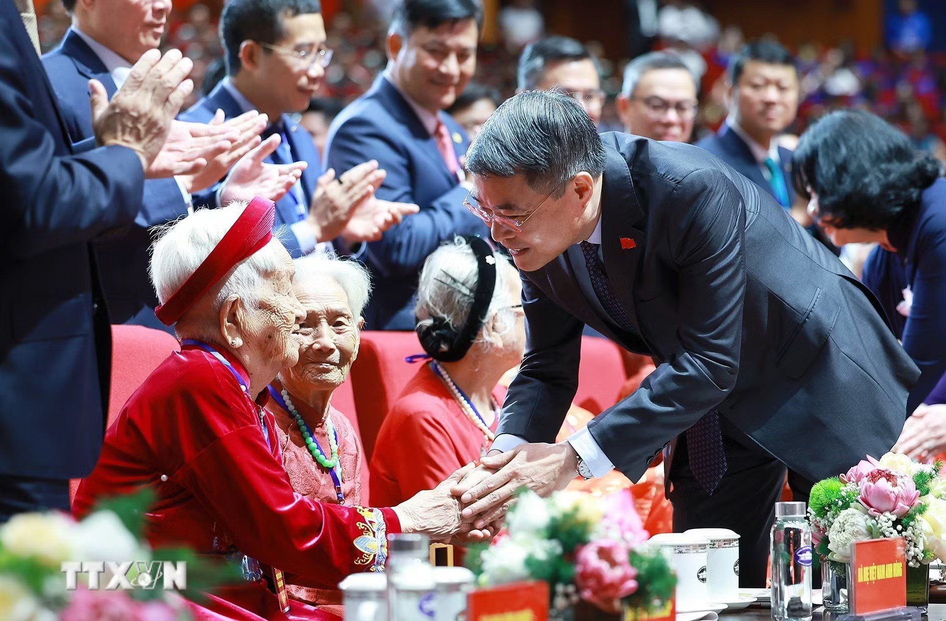 ttxvn-thu-tuong-du-hoi-nghi-tri-an-nguoi-co-cong-voi-cach-mang-toan-quoc-nam-2026-6.jpg