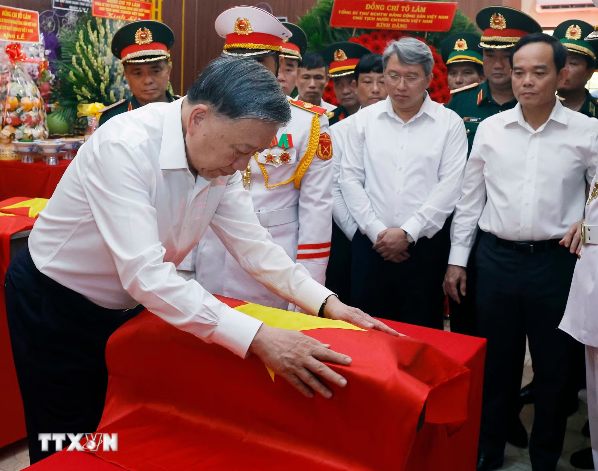ttxvn-tong-bi-thu-chu-tich-nuoc-dang-huong-tuong-niem-cac-anh-hung-liet-si-tai-cong-vien-le-thi-rieng-8894614.jpg